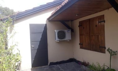 Alsina 900. Casa chalet 3 ambientes con garage.