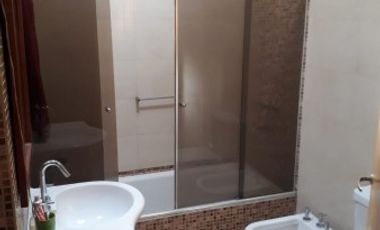 Alsina 900. Casa chalet 3 ambientes con garage.