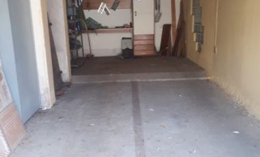 Alsina 900. Casa chalet 3 ambientes con garage.