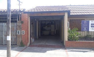 Alsina 900. Casa chalet 3 ambientes con garage.