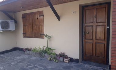 Alsina 900. Casa chalet 3 ambientes con garage.