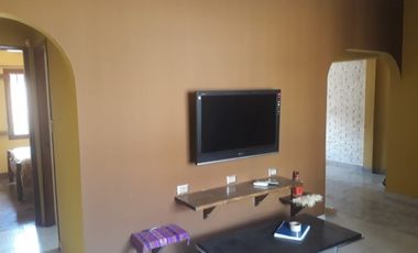 Alsina 900. Casa chalet 3 ambientes con garage.
