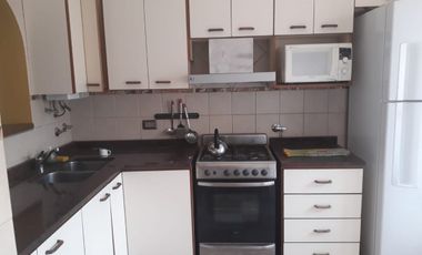 Alsina 900. Casa chalet 3 ambientes con garage.