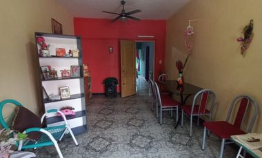 CASA CON DEPARTAMENTOS Y LOCAL