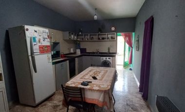 CASA CON DEPARTAMENTOS Y LOCAL