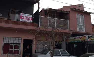 CASA CON DEPARTAMENTOS Y LOCAL