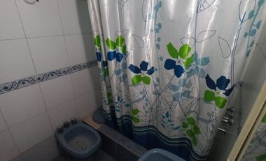 CASA CON DEPARTAMENTOS Y LOCAL