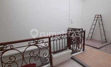 DISEWAKAN RUMAH SEMI FURNISH LOKASI STRATEGIS DAERAH TENGGILIS UTARA