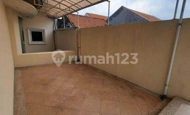 DISEWAKAN RUMAH SEMI FURNISH LOKASI STRATEGIS DAERAH TENGGILIS UTARA