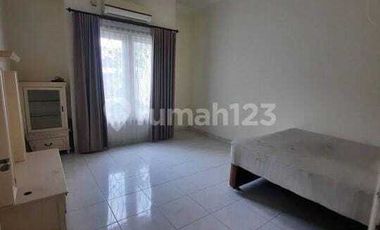 DISEWAKAN RUMAH SEMI FURNISH LOKASI STRATEGIS DAERAH TENGGILIS UTARA