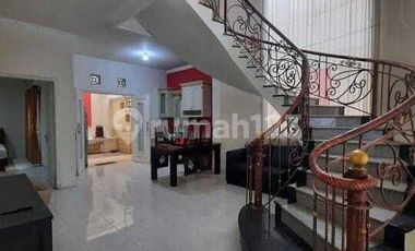 DISEWAKAN RUMAH SEMI FURNISH LOKASI STRATEGIS DAERAH TENGGILIS UTARA