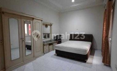 DISEWAKAN RUMAH SEMI FURNISH LOKASI STRATEGIS DAERAH TENGGILIS UTARA