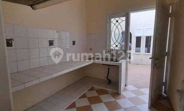 DISEWAKAN RUMAH SEMI FURNISH LOKASI STRATEGIS DAERAH TENGGILIS UTARA
