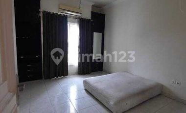 DISEWAKAN RUMAH SEMI FURNISH LOKASI STRATEGIS DAERAH TENGGILIS UTARA