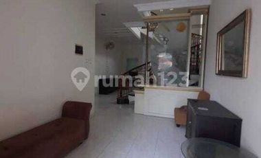 DISEWAKAN RUMAH SEMI FURNISH LOKASI STRATEGIS DAERAH TENGGILIS UTARA