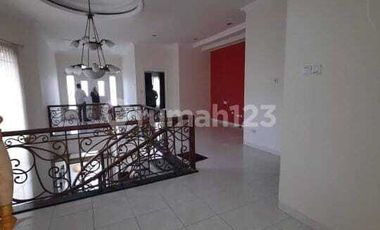 DISEWAKAN RUMAH SEMI FURNISH LOKASI STRATEGIS DAERAH TENGGILIS UTARA