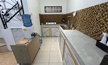 DIJUAL RUMAH SEMIFURNISH TENGAH KOTA BERNUANSA MINIMALIS
