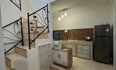 DIJUAL RUMAH SEMIFURNISH TENGAH KOTA BERNUANSA MINIMALIS