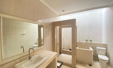 Disewakan rumah cantik 2 lt dalam komplek dengan halaman luas Pejaten