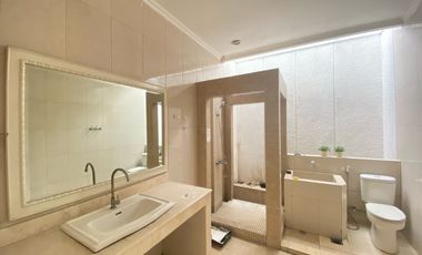 Disewakan rumah cantik 2 lt dalam komplek dengan halaman luas Pejaten