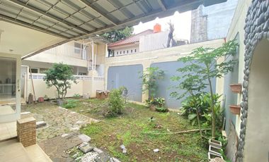 Disewakan rumah cantik 2 lt dalam komplek dengan halaman luas Pejaten