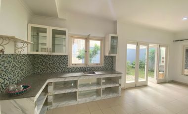 Disewakan rumah cantik 2 lt dalam komplek dengan halaman luas Pejaten