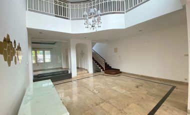 Disewakan rumah cantik 2 lt dalam komplek dengan halaman luas Pejaten