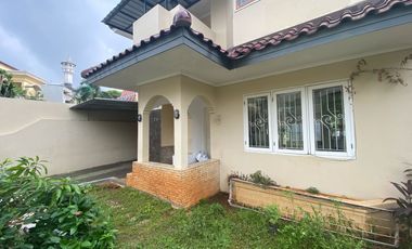 Disewakan rumah cantik 2 lt dalam komplek dengan halaman luas Pejaten