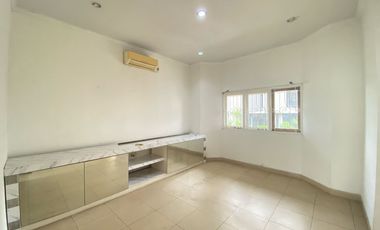 Disewakan rumah cantik 2 lt dalam komplek dengan halaman luas Pejaten