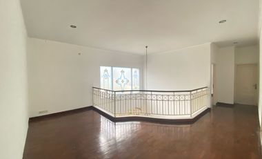 Disewakan rumah cantik 2 lt dalam komplek dengan halaman luas Pejaten