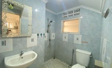 Disewakan rumah cantik 2 lt dalam komplek dengan halaman luas Pejaten