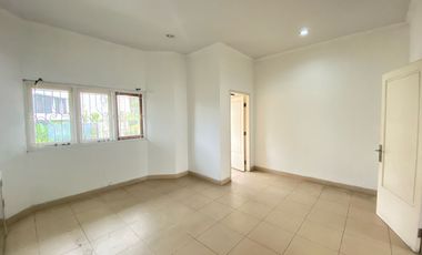 Disewakan rumah cantik 2 lt dalam komplek dengan halaman luas Pejaten