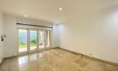 Disewakan rumah cantik 2 lt dalam komplek dengan halaman luas Pejaten