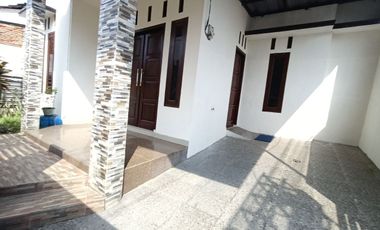 Rumah Bagus Bersih 1.5 Lantai Dekat UMS