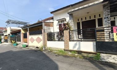 Rumah Bagus Bersih 1.5 Lantai Dekat UMS