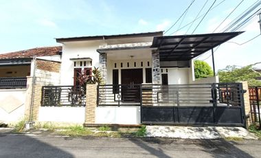 Rumah Bagus Bersih 1.5 Lantai Dekat UMS