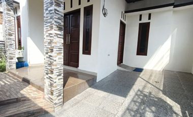 Rumah Bagus Bersih 1.5 Lantai Dekat UMS