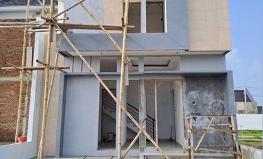 JUAL RUMAH BARU TINGKAT CLUSTER SOLOBARU 530 JUTA TYPE 60/70