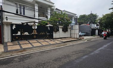 Sewa Rumah Mewah 2 Lantai di Tebet