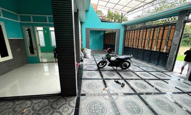 Rumah Luas Ada Kolam Renang Dekat Tol Gondangrejo
