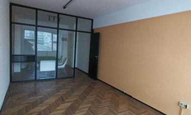 Oficina al frente - Piso alto - Centro