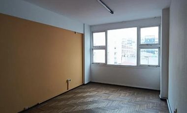 Oficina al frente - Piso alto - Centro