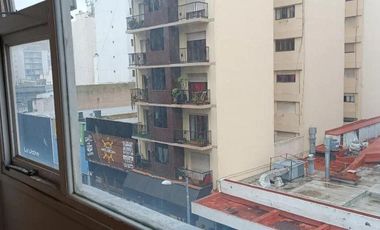 Oficina al frente - Piso alto - Centro