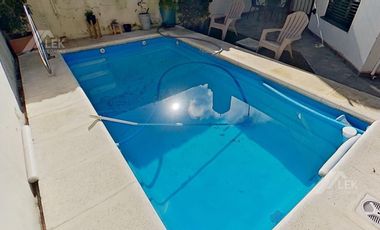 CASA EN UNA SOLA PLANTA CON PILETA, EN EXCELENTE ESTADO! APTO CREDITO!