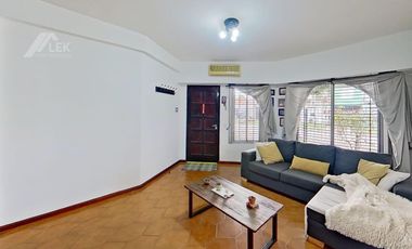 CASA EN UNA SOLA PLANTA CON PILETA, EN EXCELENTE ESTADO! APTO CREDITO!