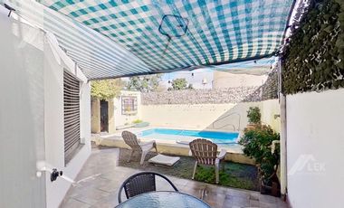 CASA EN UNA SOLA PLANTA CON PILETA, EN EXCELENTE ESTADO! APTO CREDITO!