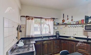 CASA EN UNA SOLA PLANTA CON PILETA, EN EXCELENTE ESTADO! APTO CREDITO!
