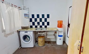 CASA EN UNA SOLA PLANTA CON PILETA, EN EXCELENTE ESTADO! APTO CREDITO!