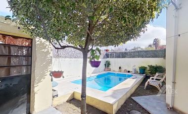 CASA EN UNA SOLA PLANTA CON PILETA, EN EXCELENTE ESTADO! APTO CREDITO!