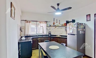 CASA EN UNA SOLA PLANTA CON PILETA, EN EXCELENTE ESTADO! APTO CREDITO!